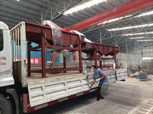 1030/1035直線振動(dòng)篩、電磁給料機(jī)、特氟龍旋振篩發(fā)貨