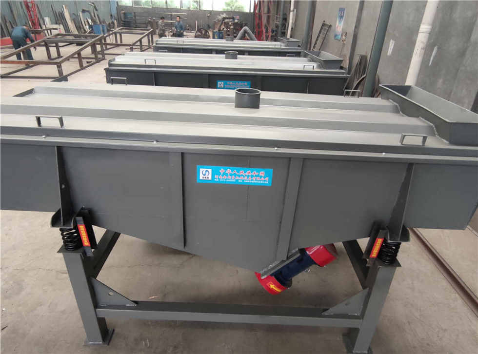 七臺(tái)1030兩層直線(xiàn)篩已經(jīng)做好，準(zhǔn)備發(fā)貨