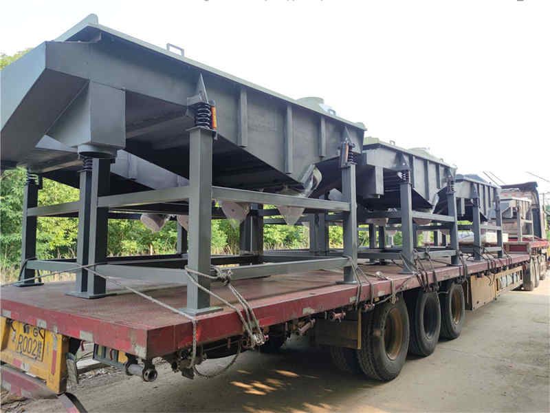 浙江客戶七臺(tái)1030兩層直線篩準(zhǔn)備發(fā)貨，雙電機(jī)雙拉撐，用料厚實(shí)，經(jīng)久耐用，感謝浙江老朋友信任與支持