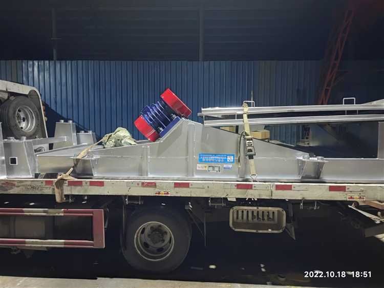 直線篩、直排篩、旋振篩、振動平臺等設備集中發貨