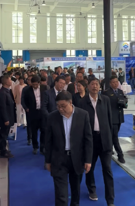 歡迎省市縣領(lǐng)導(dǎo)，蒞臨我公司展館巡視指導(dǎo)工作，振動博覽會異?；鸨?！