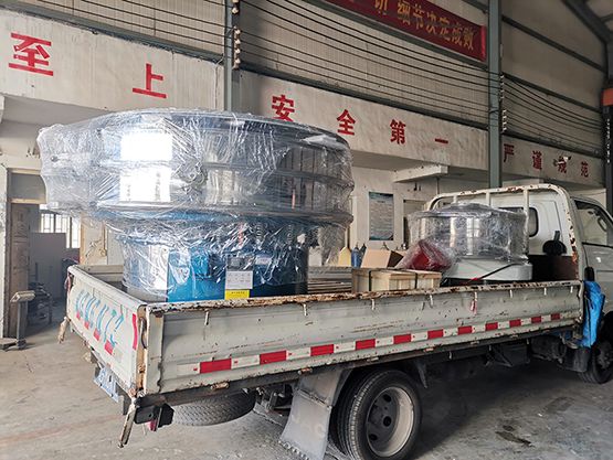 1.5米旋振篩、200型標(biāo)準(zhǔn)檢驗(yàn)篩、直排篩發(fā)貨