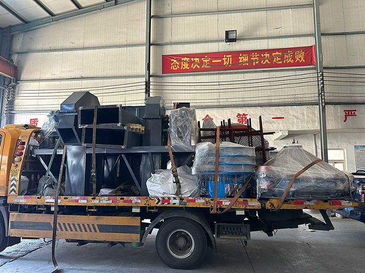 斗式提升機(jī)、振動(dòng)料斗、旋振篩整車發(fā)貨