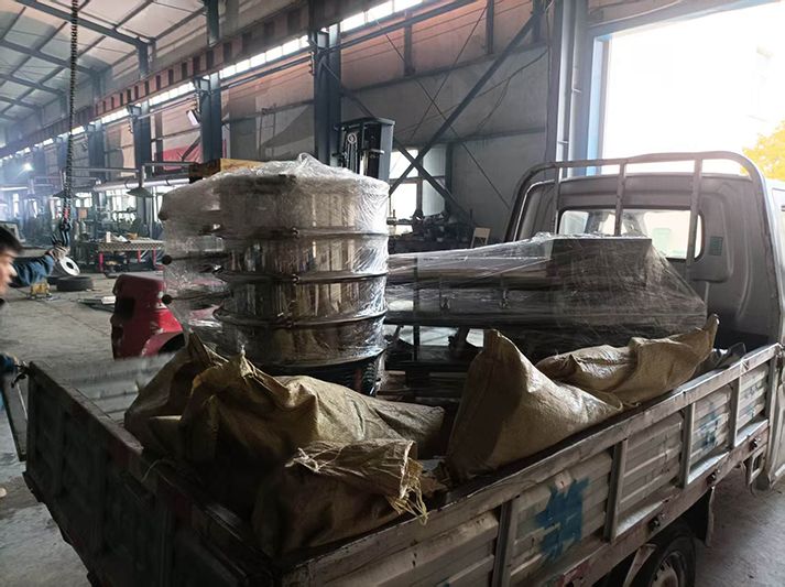 旋振篩、電磁給料機、硅膠軟連接發貨