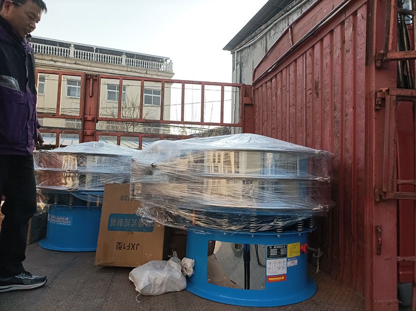 客戶非標定制三臺旋振篩發(fā)貨